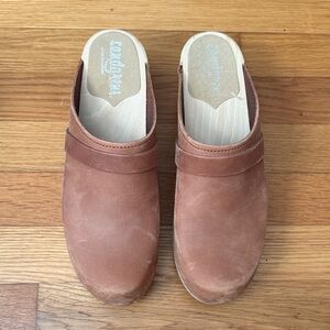 Earth Origins Tan Leather Clogs